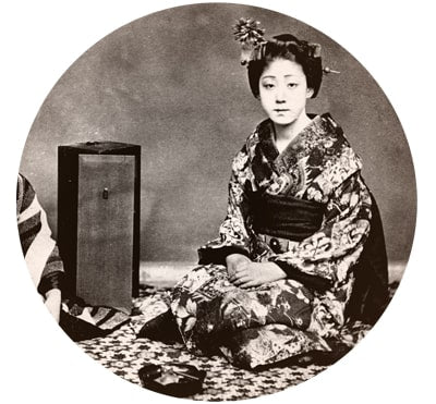 Adhara Oud Ambiance visual with a japanese woman in a kimono sitting on the flour